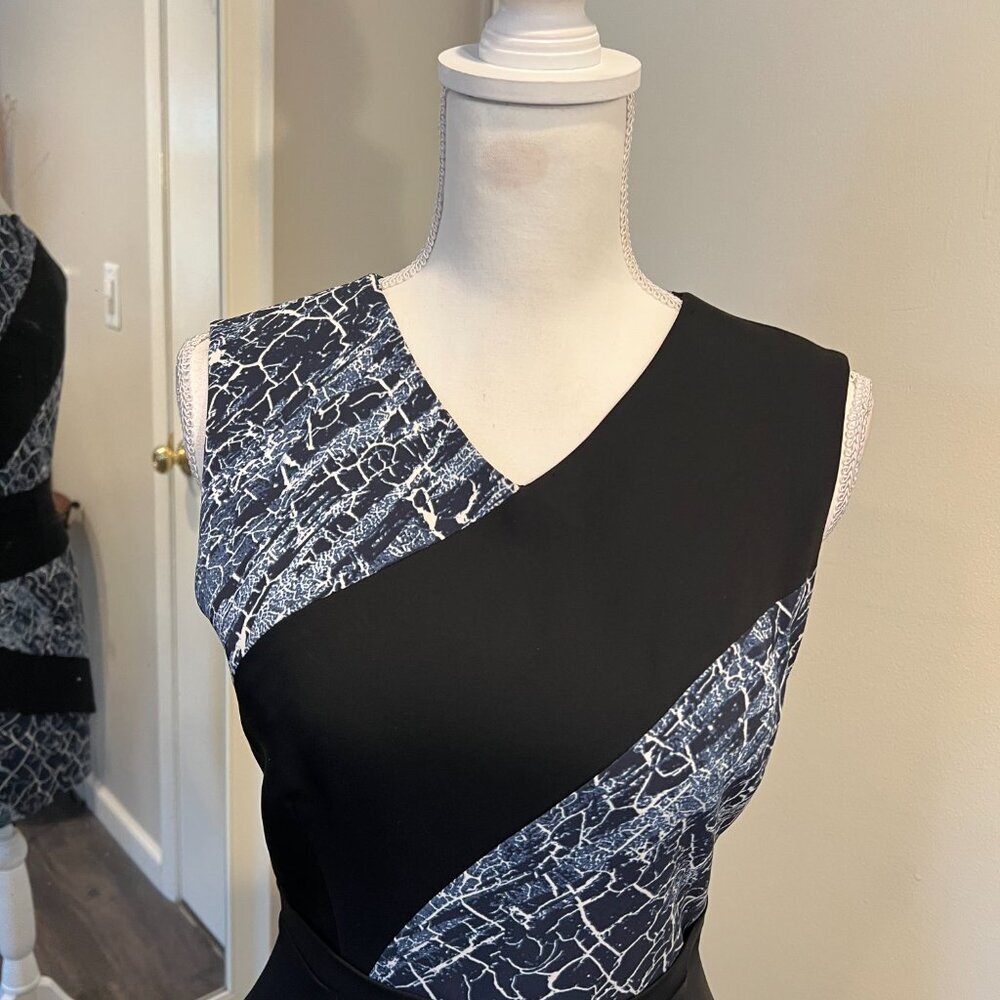 BCBGMaxAzria 'Dalia" Blue and Black Asymmetrical Sheath Dress, Size 4 - Picture 5 of 16